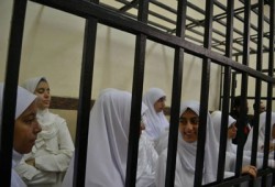 التليجراف: سجن الفتيات أفزع المصريين وقانون التظاهر فضح "تمرد"