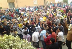 طلاب جامعة المنوفية يتحدون قانون التظاهر بوقفة حاشدة أمام الإدارة