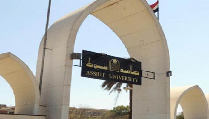 إغلاق البوابة الرئيسية لجامعة أسيوط بعد تعدي ضابط على موظف الأمن!!
