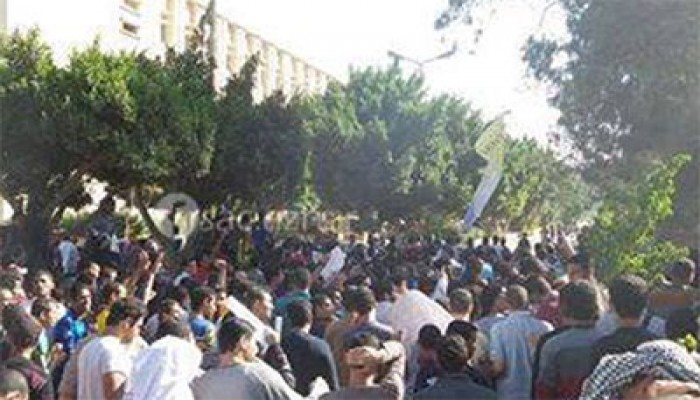 احتشاد آلاف الطلاب أمام زراعة أزهر مدينة نصر للتنديد بالقمع