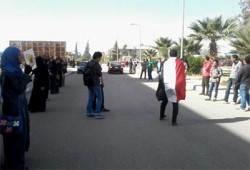 ثوار جامعة القناة يمنعون مراسل الانقلاب من تغطية فعاليتهم