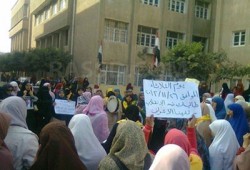 "عبيد البيادة" يعتدون بالحجارة على وقفة لحرائر دراسات بتفهنا الأشراف