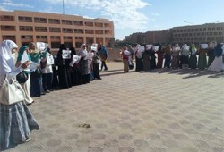 وقفة لطلاب جامعة السادات تحت شعار "عايشين جوانا"