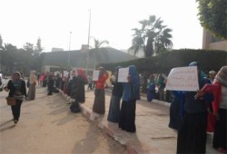 سلسلة بشرية بزراعة الزقازيق تنديدًا بفصل 5 طلاب