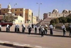 سلسلة بشرية لـ"طالبات ضد الانقلاب" بأسوان تحديًا لقانون التظاهر القمعي