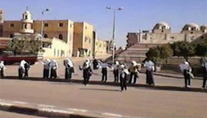 سلسلة بشرية لـ"طالبات ضد الانقلاب" بأسوان تحديًا لقانون التظاهر القمعي