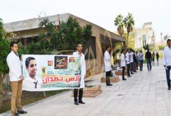 "أسنان الأزهر" تضرب عن الدراسة والامتحانات وترفع صور الشهيد "أنس حمدان"