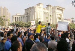 الفاينانشيال تايمز: قانون التظاهر يقضي على أهم مكاسب ثورة 25 يناير
