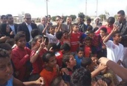 أطفال سيناء يرفعون " رابعة " في وجه "وزير الرياضة الانقلابي"