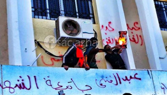 الآلاف من جامعة الشهداء أمام إدارة الأزهر احتجاجًا على اقتحام المدينة