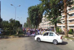 طلاب المنيا يقطعون الطريق الرئيسي بالجامعة ردًّا على مجزرة الانقلاب