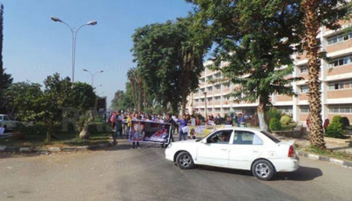 طلاب المنيا يقطعون الطريق الرئيسي بالجامعة ردًّا على مجزرة الانقلاب