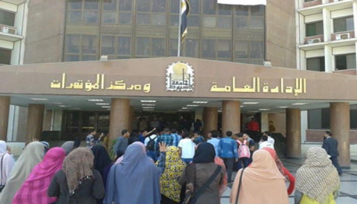 بالفيديو.. انتفاضة بجامعة أسيوط رفضًا لتحقيق مع 13 طالبًا