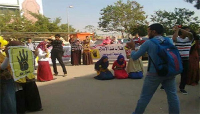 بالصور.. عرض فريزينج لجرائم ومجازر العسكر بجامعة القناة