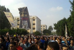 بالصور.. تظاهرة حاشدة أمام إدارة الأزهر لإحياء محمد محمود
