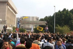 بث مباشر.. مظاهرات حاشدة بأزهر أسيوط والأمن يحاصر الجامعة