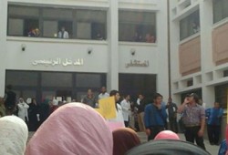 طلاب جامعة القناة يهتفون: "مصر ما يحكمهاش سفاح"