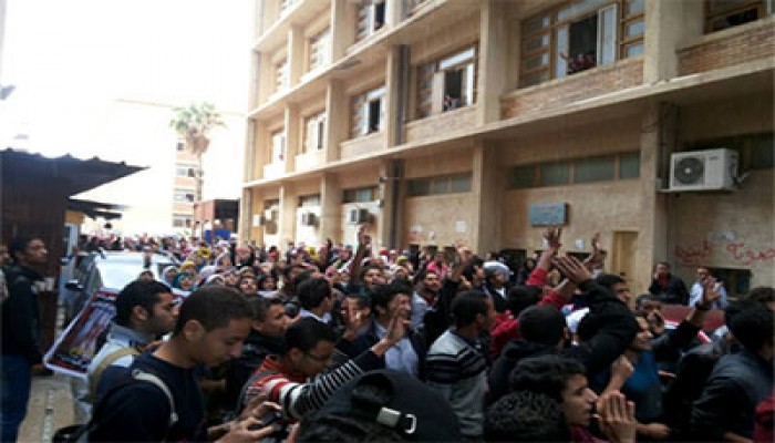 مظاهرة حاشدة بآداب الإسكندرية تنديدًا بسجن حرائر "7 الصبح"