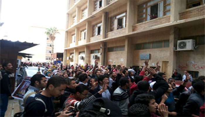 مظاهرة حاشدة بآداب الإسكندرية تنديدًا بسجن حرائر "7 الصبح"