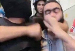 بالفيديو.. بلطجية الداخلية "تنتف" لحية طالب بصيدلة المنصورة!