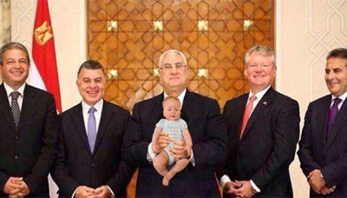 بالصور: "فيس بوك" يسخر من استقبال "الطرطور" لبعثة كأس العالم