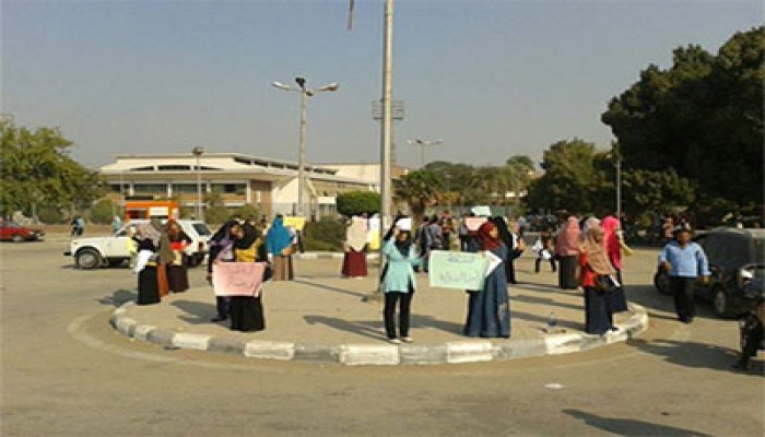 وقفة لطلاب جامعة أسيوط ردًّا على أحداث الأزهر اليوم