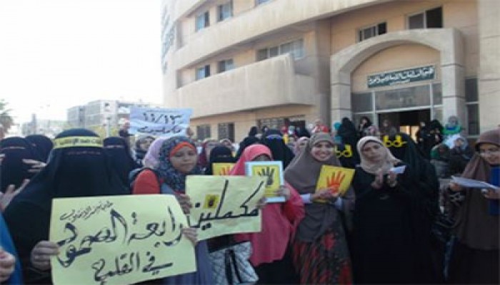 وقفة احتجاجية لطالبات "دراسات" بورسعيد تحيي صمود الرئيس