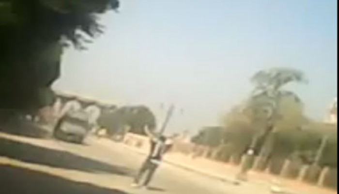 فيديو لمدرعة تدهس طالبًا بأزهر أسيوط لتلويحه بشارة رابعة