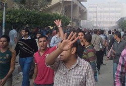 طلاب هندسة الزقازيق يغلقون أبواب الكلية بالجنازير
