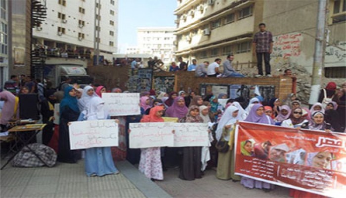 بالصور..انتفاضة جامعة الإسكندرية بالتزامن مع عرض "الحرائر الـ21" على النيابة