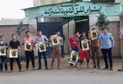 سلسلة بشرية لطلاب ضد الانقلاب بالغربية