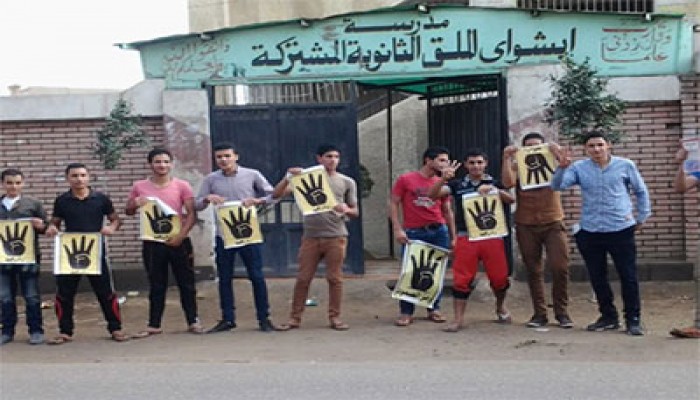 سلسلة بشرية لطلاب ضد الانقلاب بالغربية