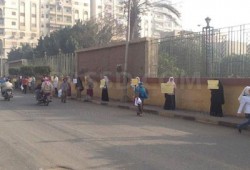 سلسلة بشرية بطب بيطري الزقازيق تنديدًا بالاعتداء على زملائهم