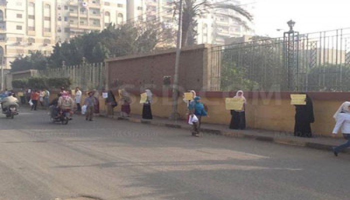 سلسلة بشرية بطب بيطري الزقازيق تنديدًا بالاعتداء على زملائهم