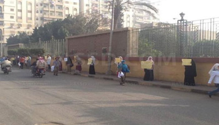 سلسلة بشرية بطب بيطري الزقازيق تنديدًا بالاعتداء على زملائهم