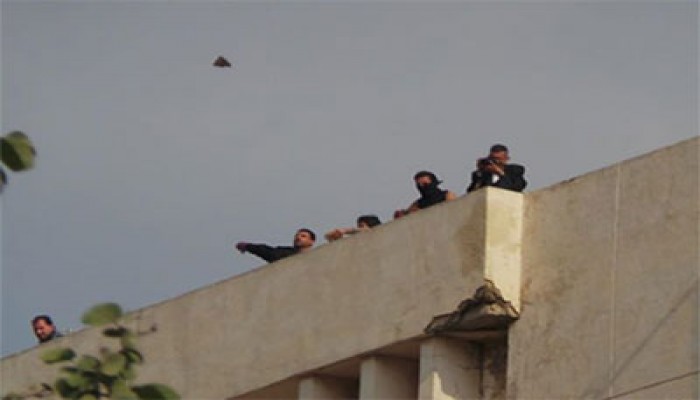 بلطجية أمن جامعة الزقازيق يعتدون على مسيرة طلابية رافضة للانقلاب