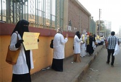 سلسلة بشرية بطب بيطري الزقازيق للمطالبة بالإفراج عن زملائهم المعتقلين