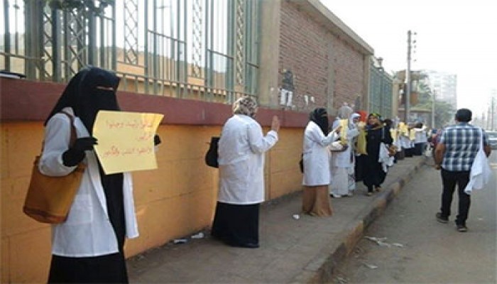 سلسلة بشرية بطب بيطري الزقازيق للمطالبة بالإفراج عن زملائهم المعتقلين