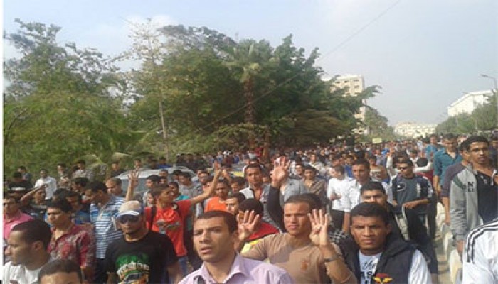 الطﻻب يطردون شرطة الانقلاب من جامعة الأزهر