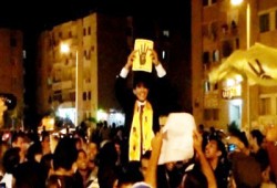 بالصور.. عريس ينضم لمسيرة حاشدة بالسويس رفضًا للانقلاب الدموي