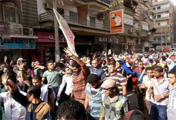 الأهالي يشاركون طلاب الزقازيق مسيرتهم عقب خروجها من الجامعة