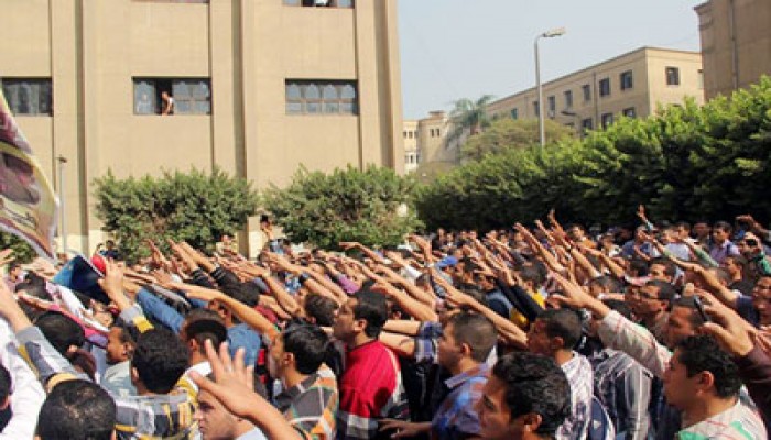 طلاب الأزهر يتظاهرون بالدراسة بعد عسكرة فرع مدينة نصر