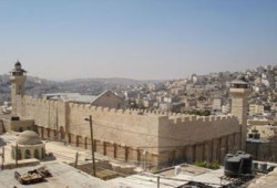 مغتصبون صهاينة يستولون على منزل فلسطيني بباحة الحرم الإبراهيمي
