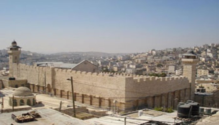مغتصبون صهاينة يستولون على منزل فلسطيني بباحة الحرم الإبراهيمي