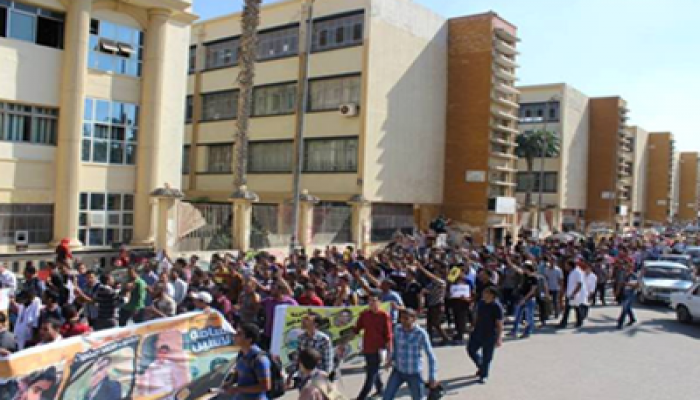 طلاب جامعة المنصورة يستكملون تظاهراتهم رغم إطلاق الغاز عليهم