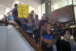 طب المنوفية تتظاهر رفضًا لمحاكمة الرئيس