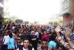 طلاب جامعة الزقازيق يحيون صمود الرئيس أمام منزله بالشرقية