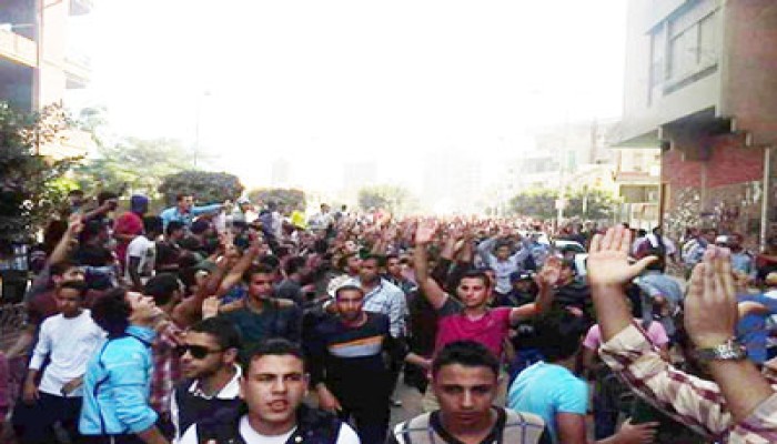 طلاب جامعة الزقازيق يحيون صمود الرئيس أمام منزله بالشرقية