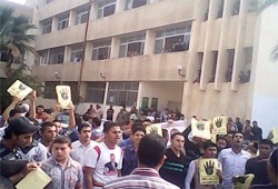 وقفة حاشد لطلاب أزهر دمياط احتجاجًا على مهزلة محكمة الرئيس
