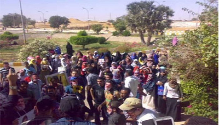 بث مباشر.. جامعة أسوان تتظاهر رفضًا لمحاكمة الرئيس